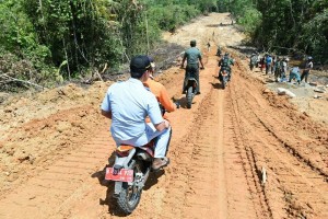 Gubernur Zola Tinjau Pembangunan Jalan Program TMMD