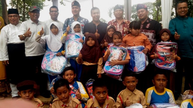 Foto bersama usai menyerahkan bantuan