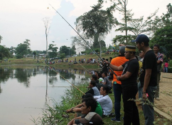 Wabup Tanjabtim Robby Nahliyansyah saat ikut mancing ikan