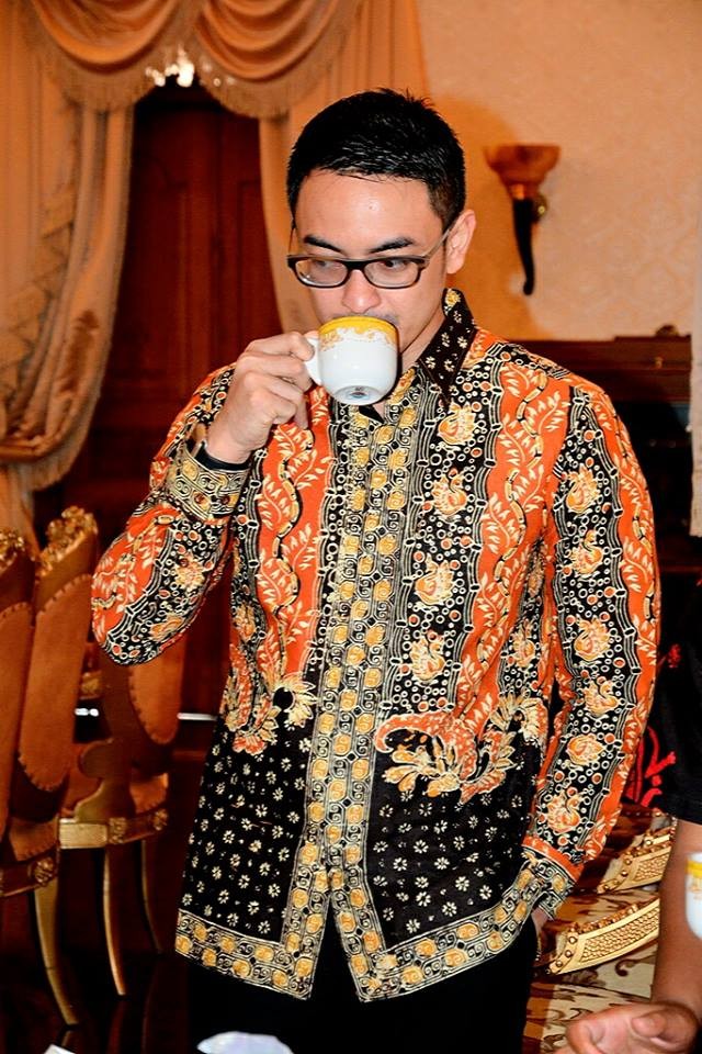 Zumi Zola saat minum kopi