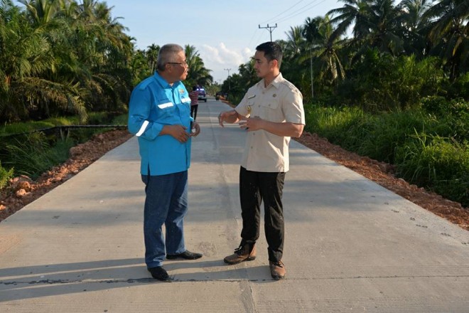 Gubernur Jambi Zumi Zola saat meninjau pembangunan jalan di Tanjabbar