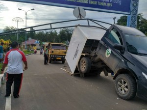 Mobil Farmasi Dinkes Tanjabtim Tabrak Portal Jalan