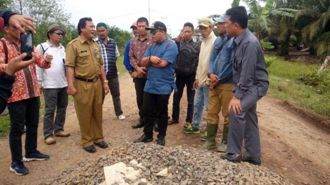 MEMPRIHATINKAN - Wakil Bupati Tanjabtim Robby Nahliyansyah didampingi Kepala Dinas PUPR Yan Rizal saat melihat kondisi jalan di Kecamatan Sadu yang memprihatinkan