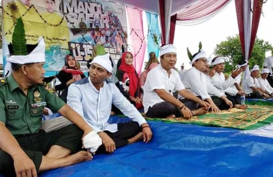 Bupati Romi dan Wabup Robby bersama Wagub Jambi Fachrori Umar saat menghadiri acara adat Mandi Syafar