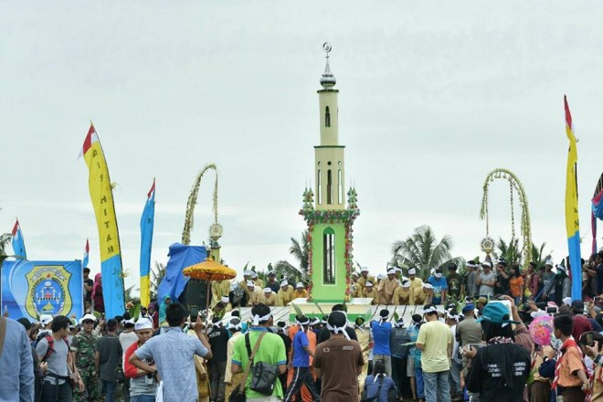 Tradisi Mandi Syafar di Pantai Baabussalam Desa Air Hitam Laut