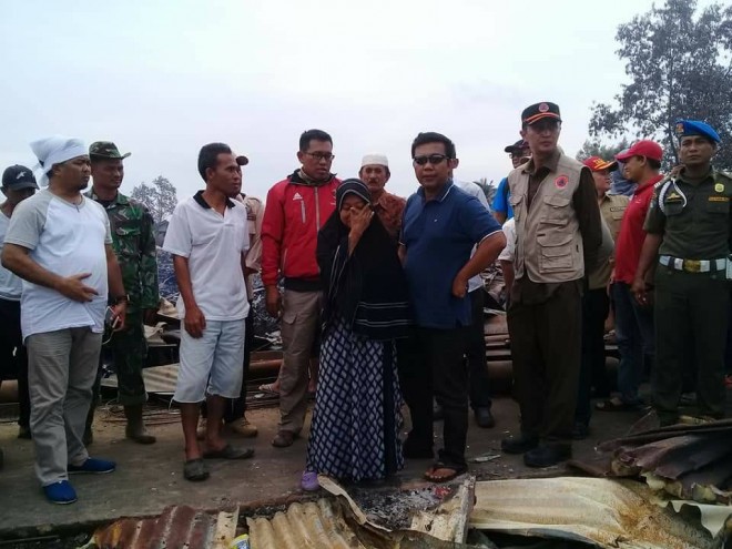 Bupati Romi saat turun langsung ke lokasi kebakaran Simbur Naik