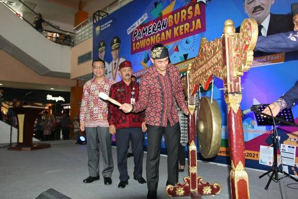 Gubernur Zola saat membuka Pameran Bursa Lowongan Kerja