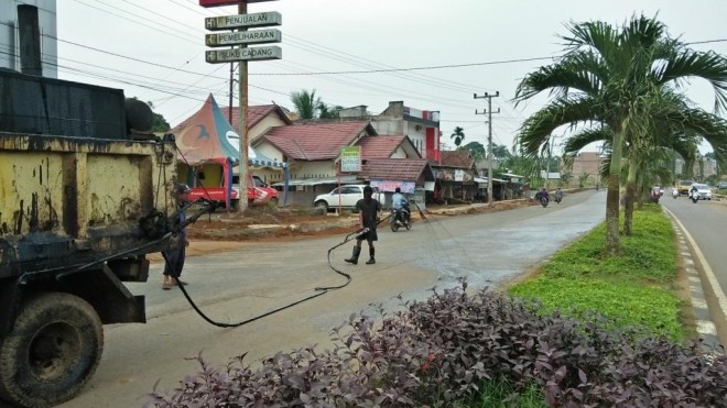 Perampungan pelebaran jalan dalam Kota Muarasabak dideadline 23 Desember 2017