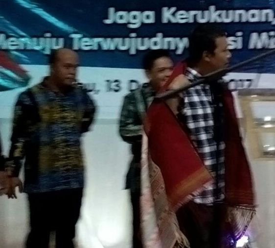 Bupati Romi saa menerima Ulos dan Marga Purba