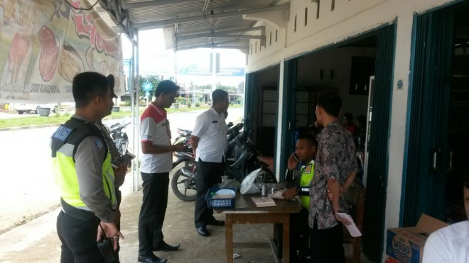 Suasana operasi gabungan di Simpang Tiga Kramas Kelurahan Parit Culum I, Kecamatan muarasabak Barat