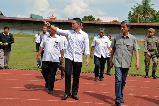 Gubernur Jambi Zumi Zola saat meninjau stadion KONI Jambi