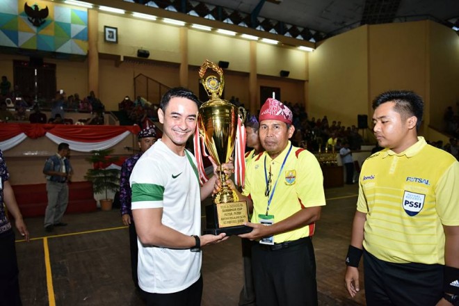 Gubernur Jambi Zumi Zola saat menyerahkan Piala