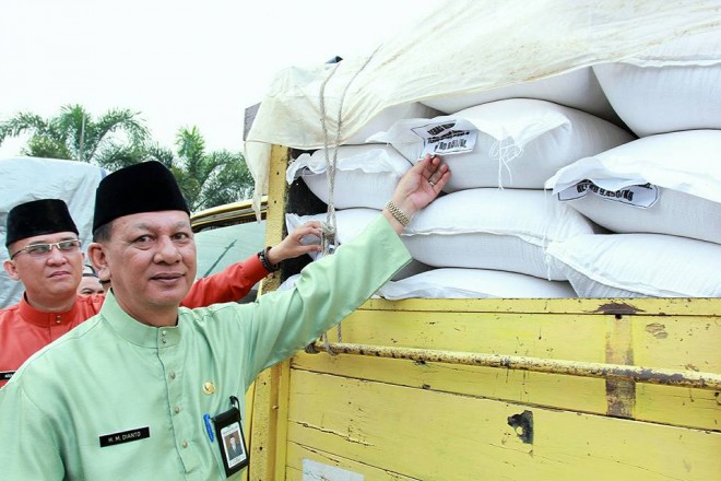 Sekda Provinsi Jambi, M Dianto saat melepas beras Bulog untuk Operasi Pasar