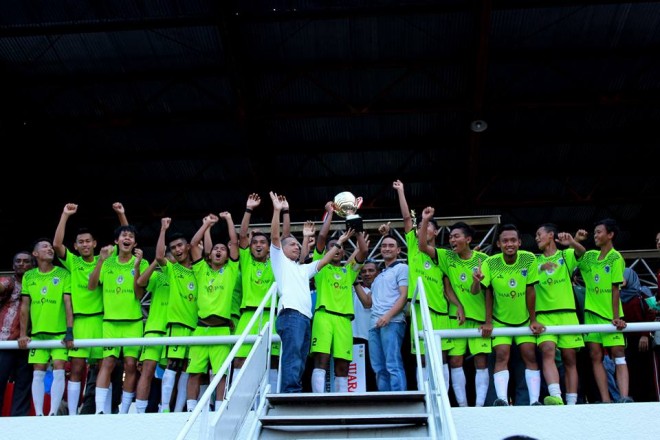 Gubernur Jambi Zumi Zola saat menyerahkan Piala