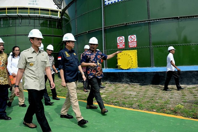 Gubernur Zola saat mendampingi Menteri ESDM meresmikan Pembangkit Listrik Tenaga Biogas 