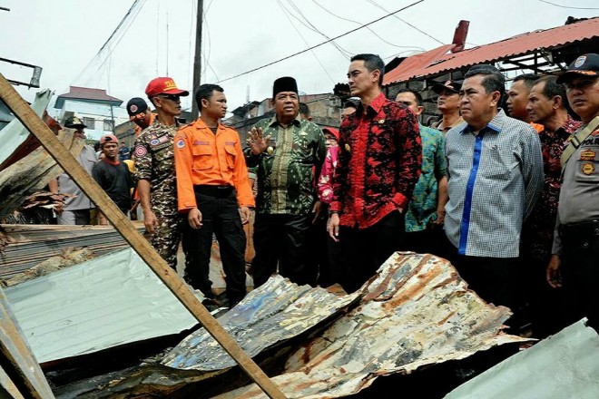 Gubernur Jambi Zumi Zola didampingi Walikota Sungaipenuh AJB saat meninjau lokasi kebakaran Pasar Sungaipenuh