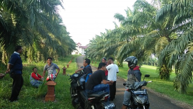 Para awak media masih menunggu didekat villah dengan jarak 100 meter