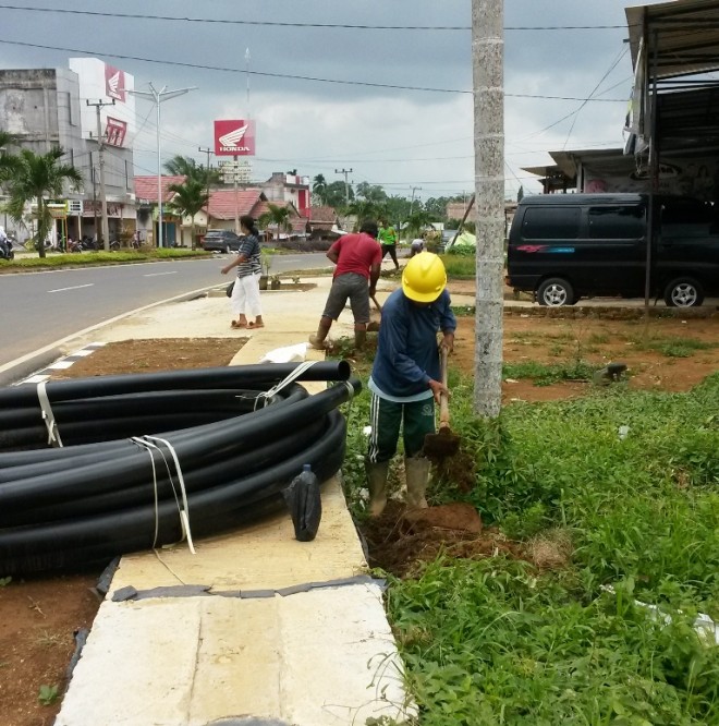 Perbaikan saluran air bersih yang sedang dikerjakan