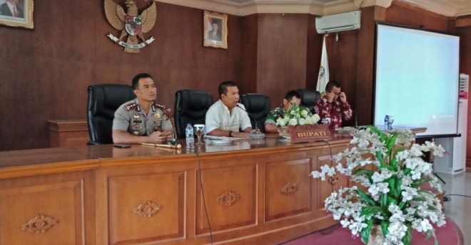 Bupati Tanjabtim Romi Hariyanto bersama Kapolres Sitepu, Danramil dan Asisten I Setda Tanjabtim