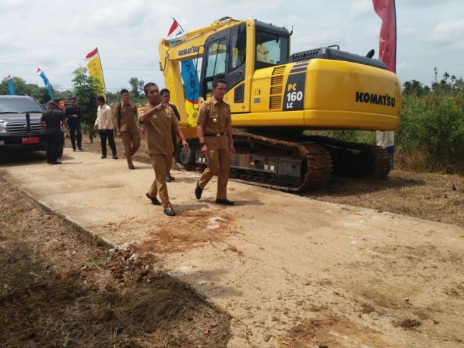 Gubernur Jambi bersama Bupati Tanjabtim, ketika melihat alat berat excavator bantuan dari Pemprov Jambi