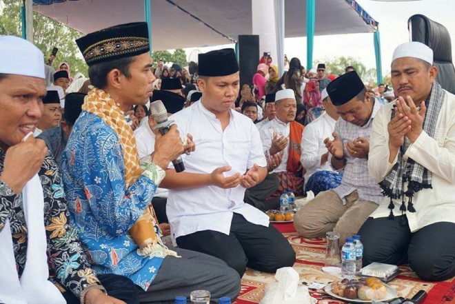 Ustadz Abdul Somad saat membimbing salah satu Honorer Pemkab Tanjabtim, Jimmy (tengah) mengucap Dua Kalimah Syahadat 