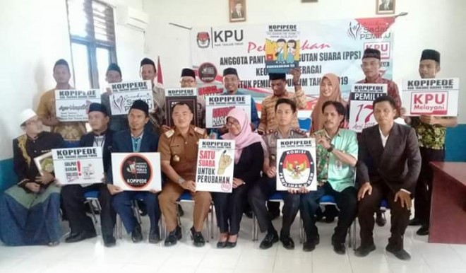 Komisioner KPU Tanjabtim foto bersama para anggota PPS