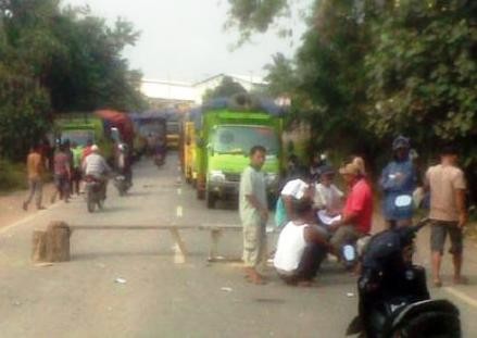 Warga memblokir jalan agar truk batu bara jangan lewat