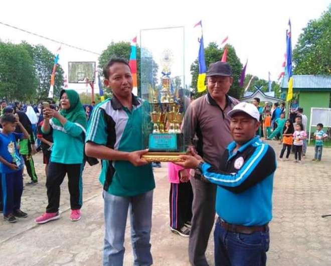 Kepala UPTD Pendidikan Kecamatan Kuala Jambi saat menyerahkan Piala Bergilir