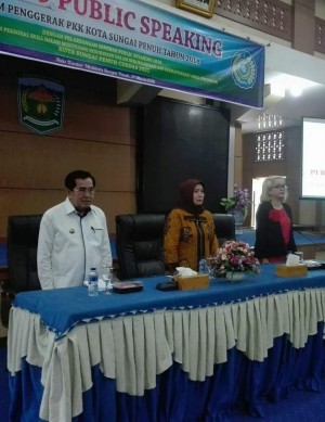 Asah Kemampuan Komunikasi Kader PKK Lewat Seminar Public Speaking  	