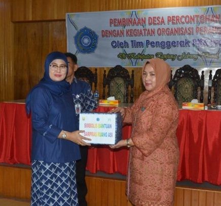 Penyerahan bantuan secara simbolis