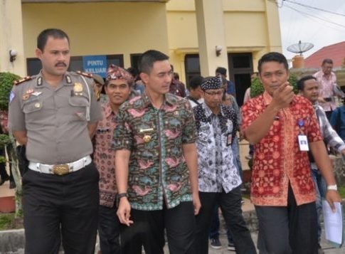 Gubernur Jambi Zumi Zola saat melihat langsung pemutihan pajak