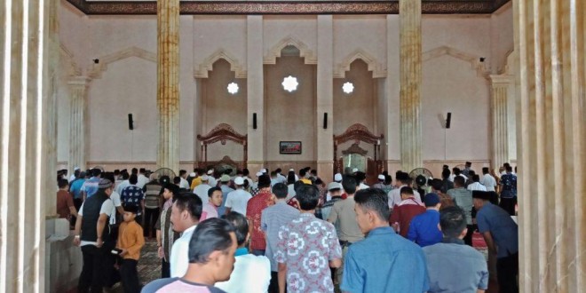 SHOLAT BERJAMAAH - Setelah Bupati Tanjabtim Romi Hariyanto mewajibkan ASN Sholat Berjamaah di Masjid, Jamaah Sholat di Masjid Agung Nur Addarojat Muarasabak semakin ramai      