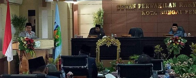 Walikota AJB saat menyampaikan kata sambutan dalam rapat paripurna DPRD Kota Sungaipenuh 		 	  	