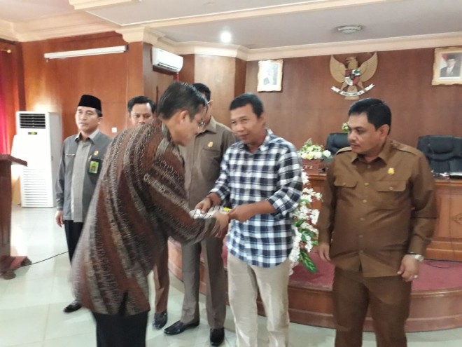 Bupati Romi saat menerima laporan pajak orang pribadi