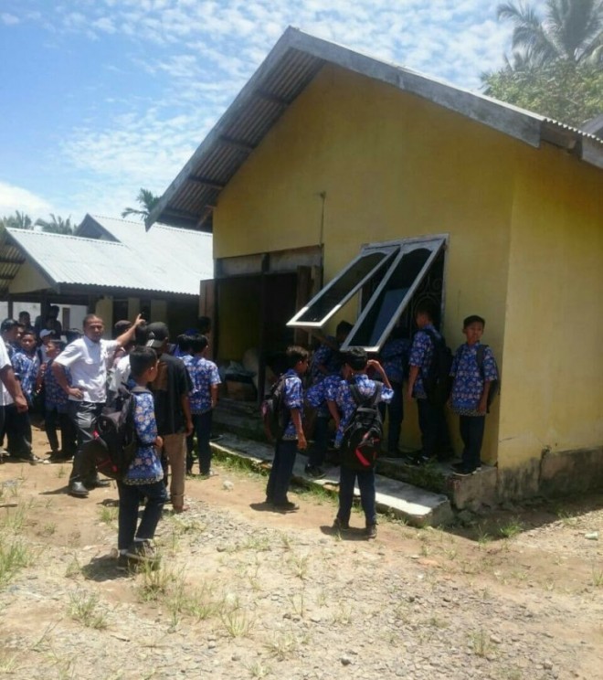 Murid SMPN 3 Berbondong-bondong Mendatangi Rumah Ijal