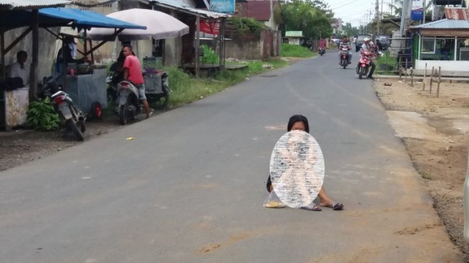 Terlihat Orang Yang Kejiwaannya Tergangu Duduk Manis Di Badan Jalan