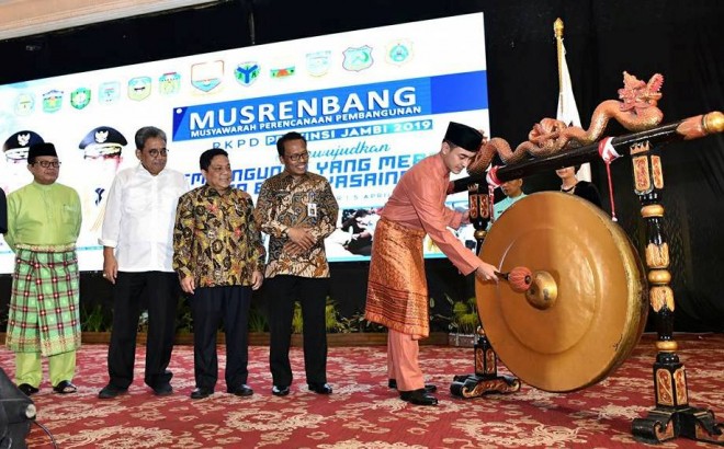 Gubernur Jambi, Zumi Zola memukul gong tanda dibukanya Musrenbang