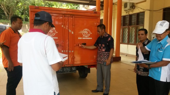 Kepala Dinas Pendidikan Kabupaten Tanjabtim Drs. Junaedi Rahmad  mengecek Segel mobil yang mengangkut berkas.