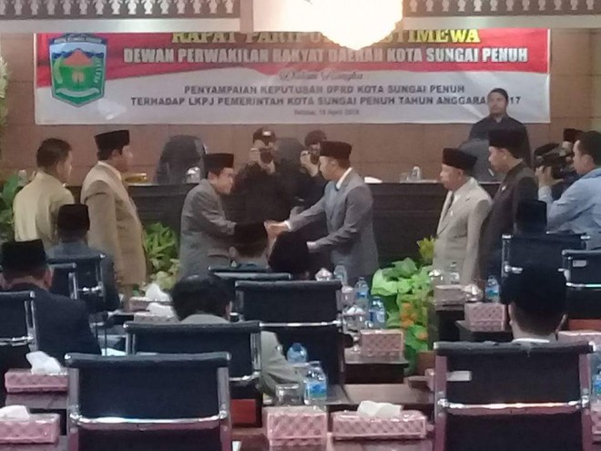 Walikota AJB menerima rekomendasi Dewan yang diserahkan oleh Pimpinan DPRD Sungaipenuh 	