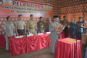 Ketua Panwaslu Kuala Jambi Lantik 6 Panwaslu Kelurahan dan Desa