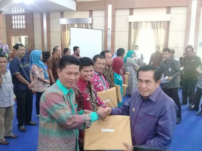 Walikota AJB serahkan penghargaan bagi wajib pajak taat pajak