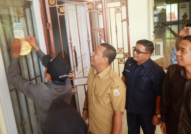 Pemasangan stiker tanda Coklit sudah dilakukan di Rumah Dinas Bupati Tanjabtim  