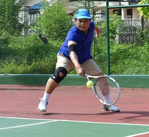 Fachrori Umar bermain tenis