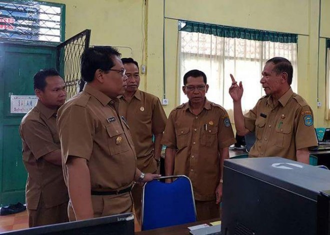 Pjs Bupati didampingi Kepala Disdik Kerinci saat memantau pelaksanaan UN