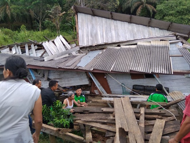 Satu unit rumah warga Kabupaten Tanjabtim tiba-tiba roboh  