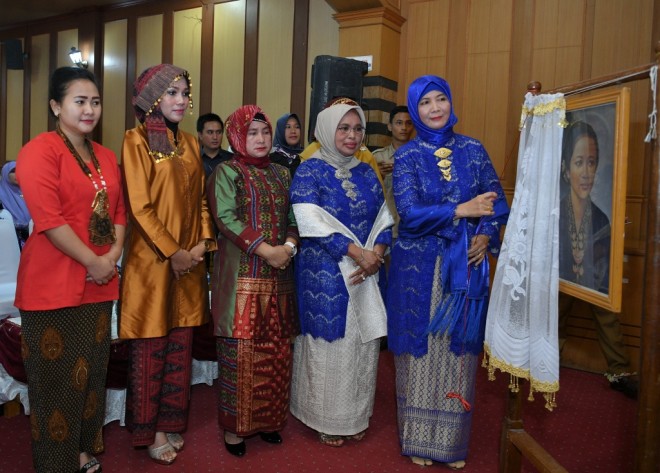 Pjs Ketua TP PKK Merangin membuka selubung foto RA Kartini