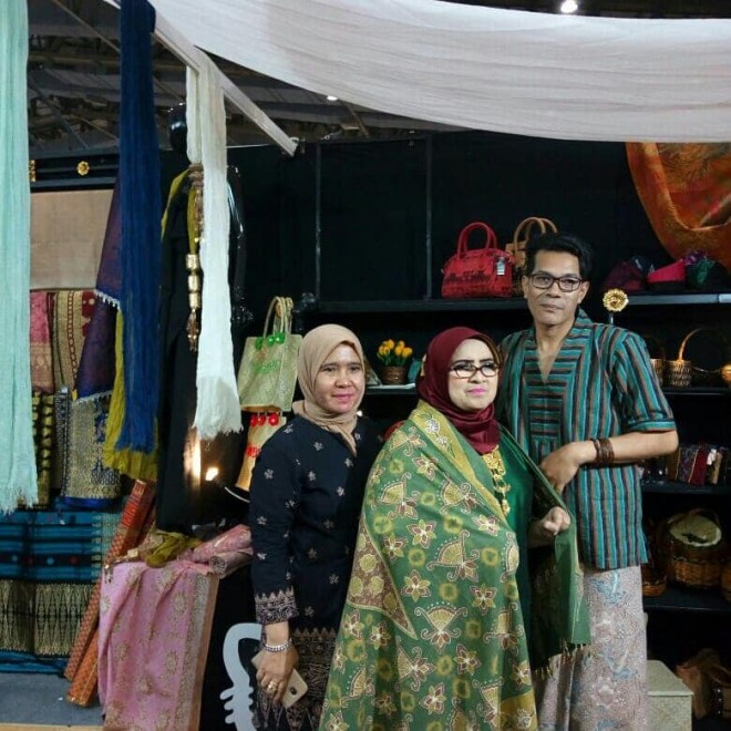 Rahima saat membeli Batik Jambi