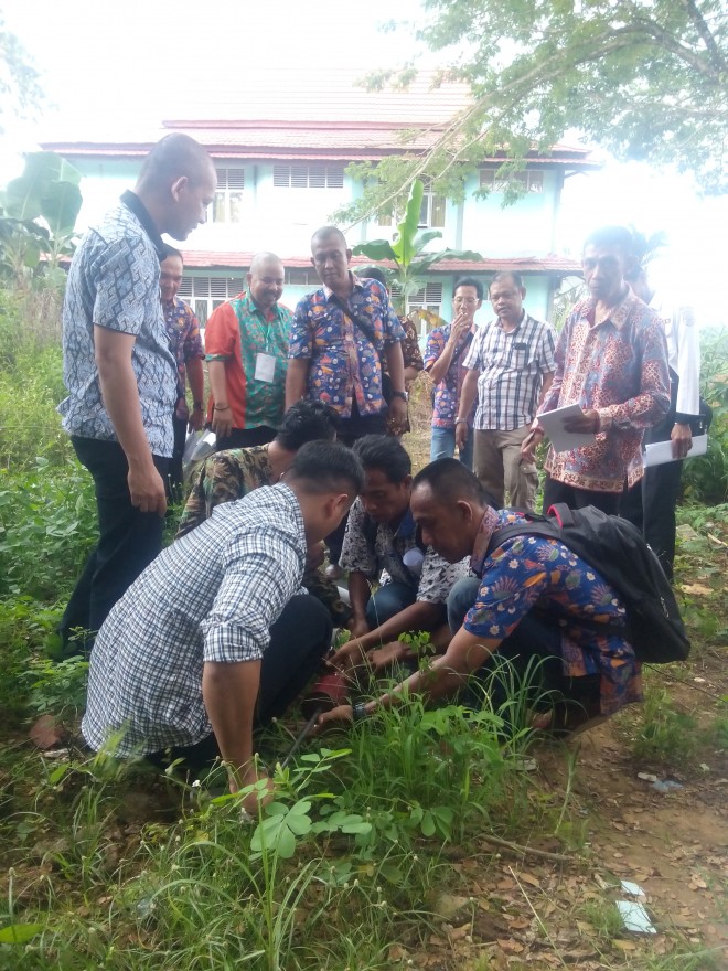 Peserta Bimtek melaksanakan Peraktek lapangan 