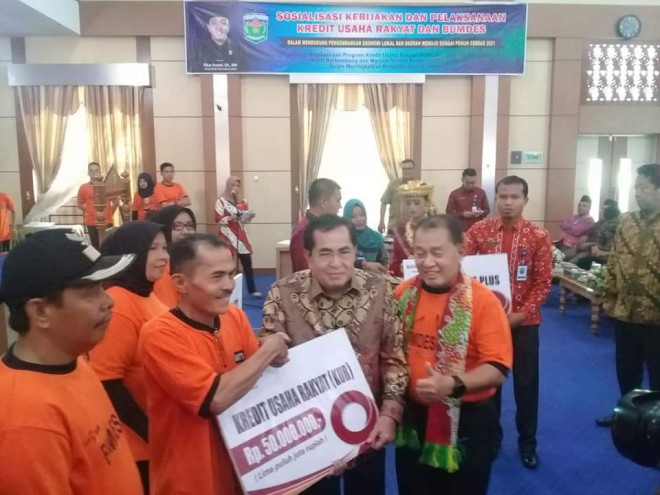 Walikota AJB Serahkan KUR kepada nasabah Bank Jambi