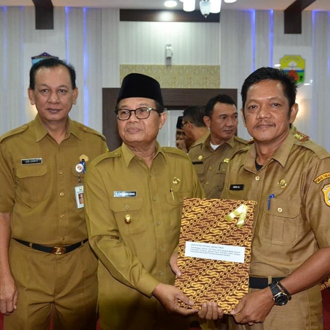 Plt Gubernur Jambi, Fachrori Umar didampingi Sekda Dianto menyerahkan Peraturan Menteri Dalam Negeri RI tentang Batas Daerah ke Kabupaten Tanjabtim